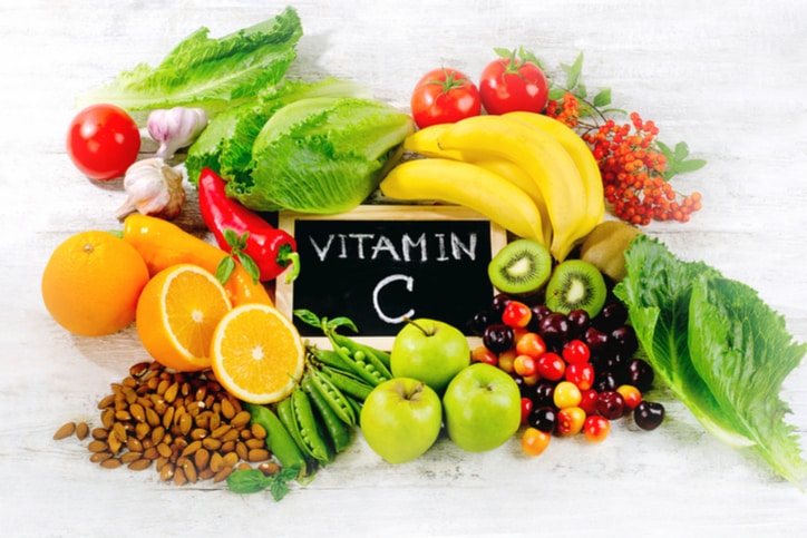 Vitamin C có nhiều trong rau và hoa quả.