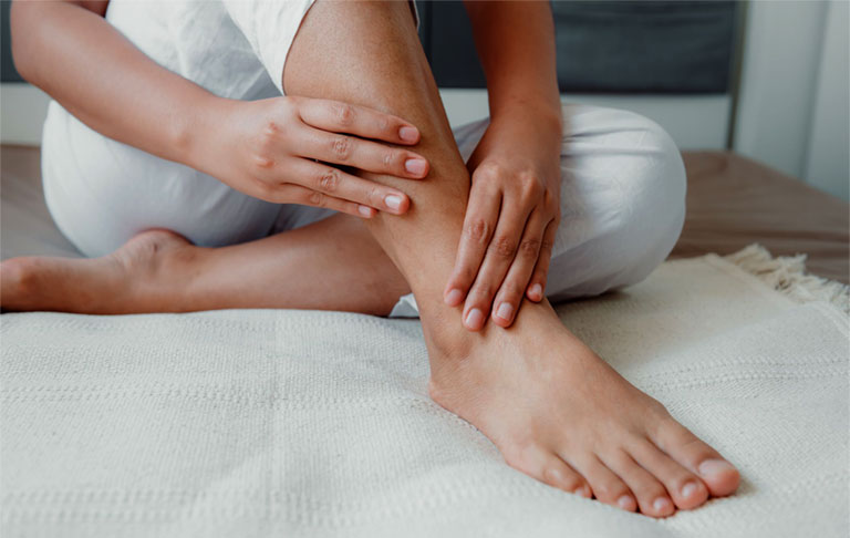 Người hay bị tê chân tay là thiếu chất gì? 